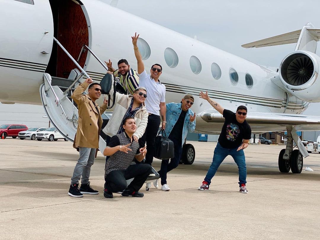 Grupo Firme la está armando a lo grande con su gira "Nos Divertimos Logrando Lo Imposible".