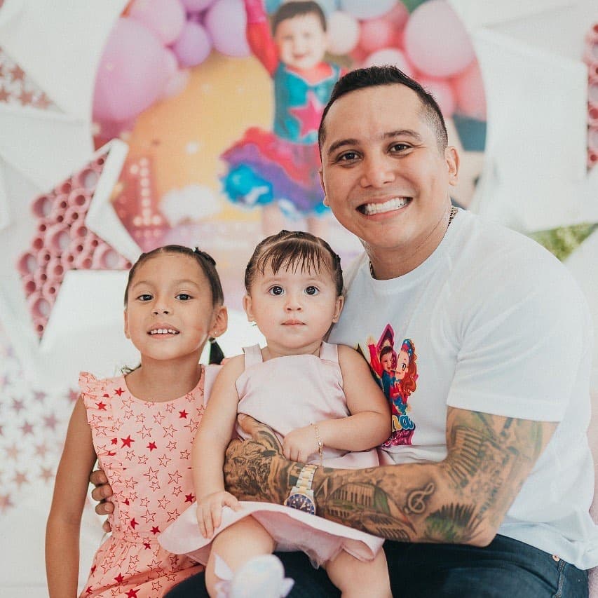 Además de Gianna y Miguel Alexander, Edwin es padre de Dasha Luna, a quien procreó con Yuli, una compañera de trabajo.