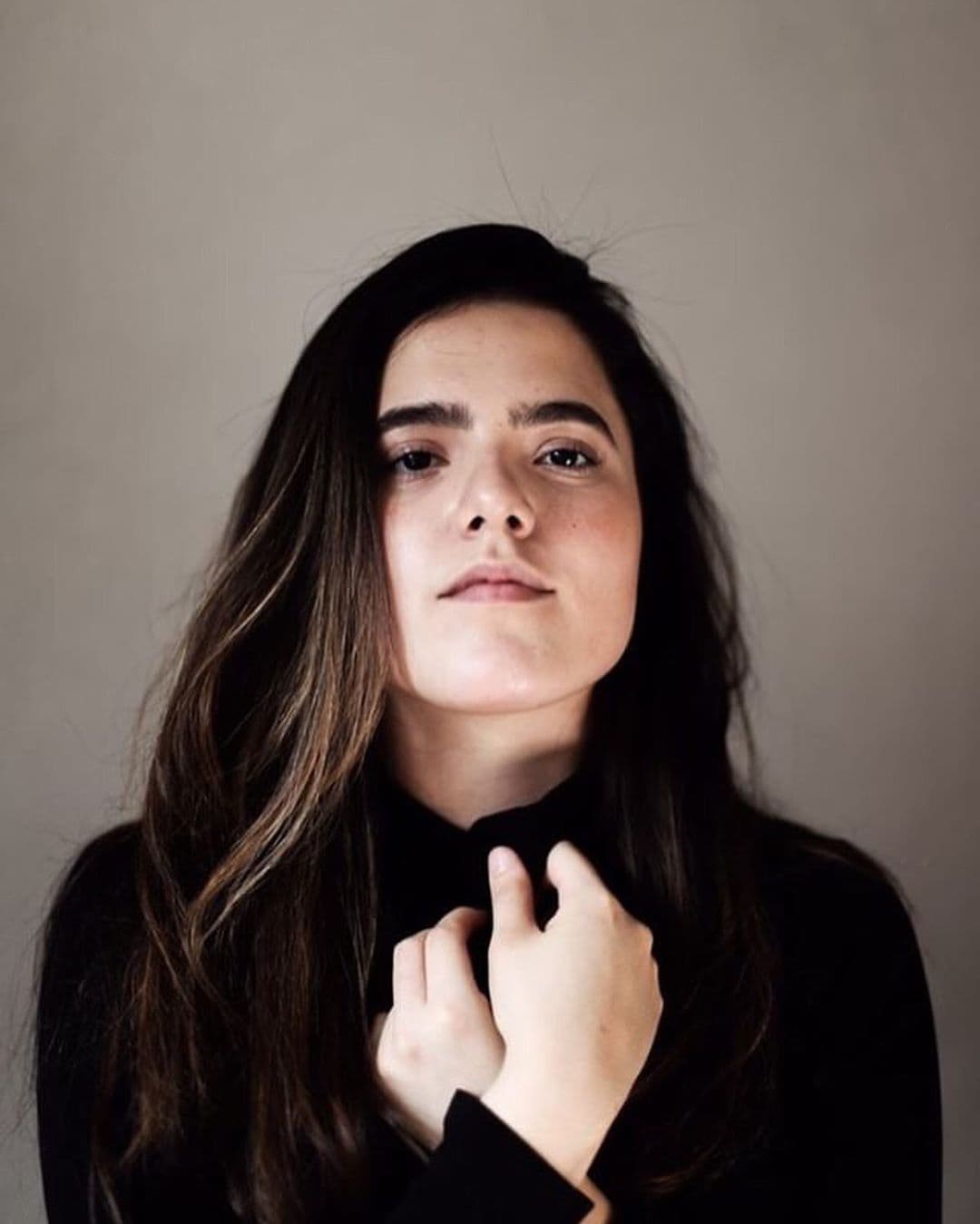Camila Fernández deleita a su familia al cantar éxito de Christian Nodal