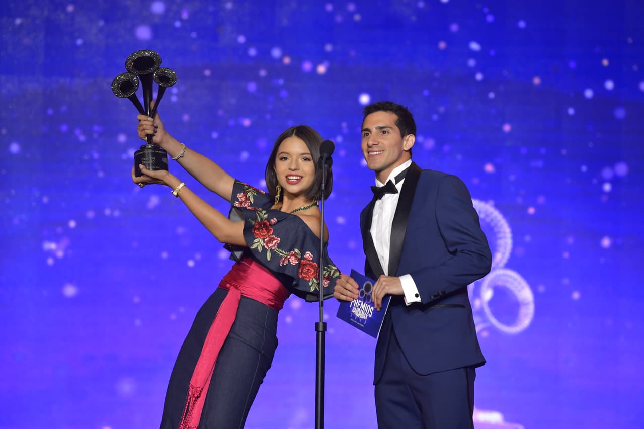 Ángela Aguilar se alzó como Artista o Grupo Revelación.