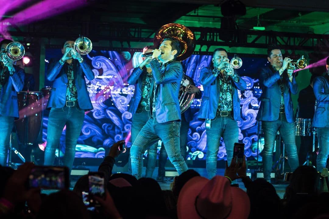 El tema, de la autoría de Horacio Palencia y Alexander Rangel, encabeza el Hot Song General monitorLATINO México y del Hot Song General monitorLATINO USA.