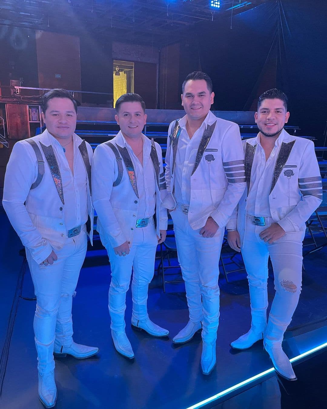 Los Recoditos y Sebastián Yatra la arman con 'Tacones Rojos' en México