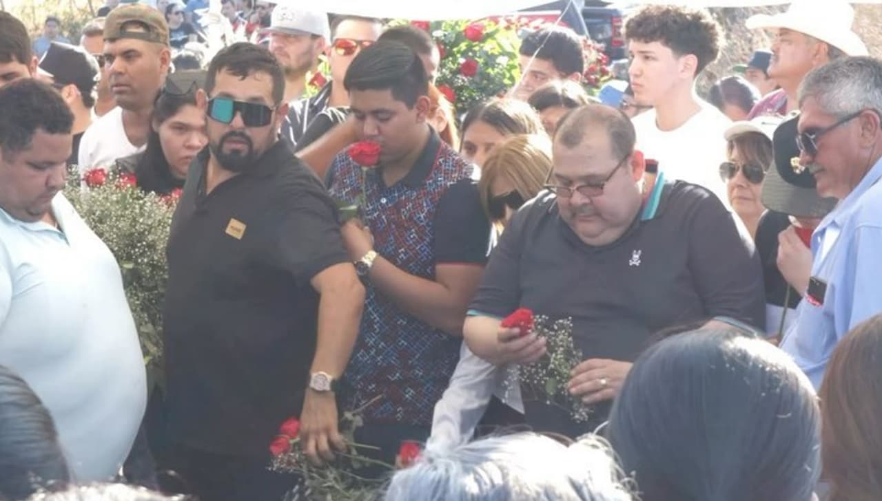 Con banda y cantándole 'El Coyote' le dio el último adiós a su mamá