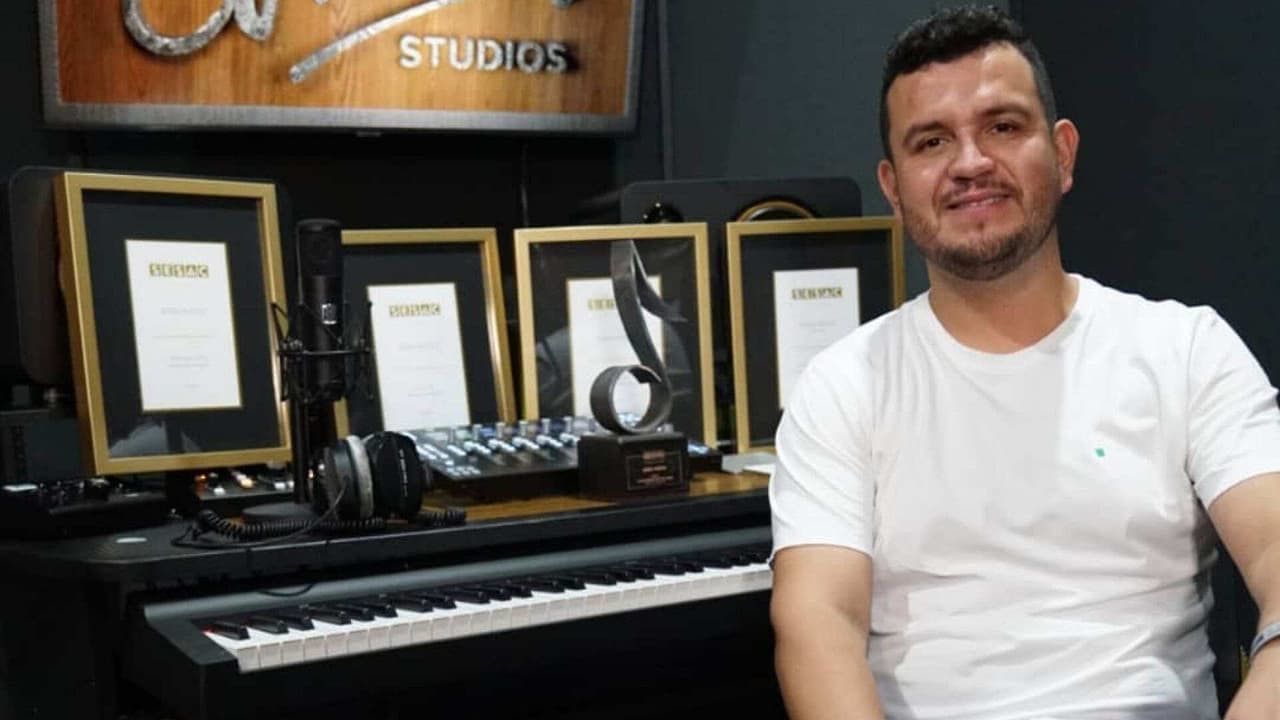 Desde la comodidad de su casa, Edén Muñoz presume como luce su asombroso estudio