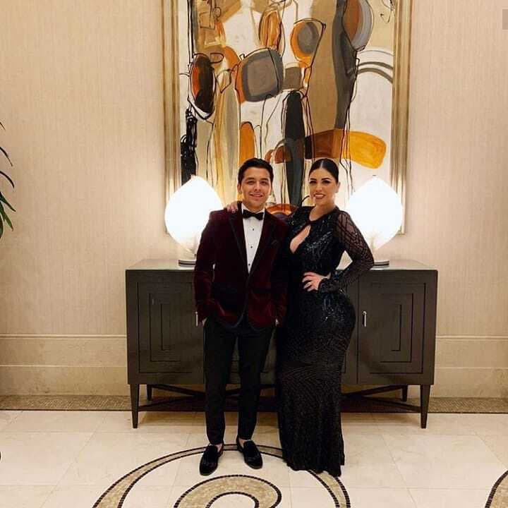 Parece su hermana, pero no, Cristina Nodal es la madre de Christian Nodal. Cristy, como le dicen de cariño, también se dedicó a la música regional un tiempo, por lo que siempre ha apoyado la carrera de su hijo, quien desde pequeño demostró su enorme talento. Es tanto el cariño que siente Christian por su madre, que adoptó su apellido para llevarlo en su nombre artístico.