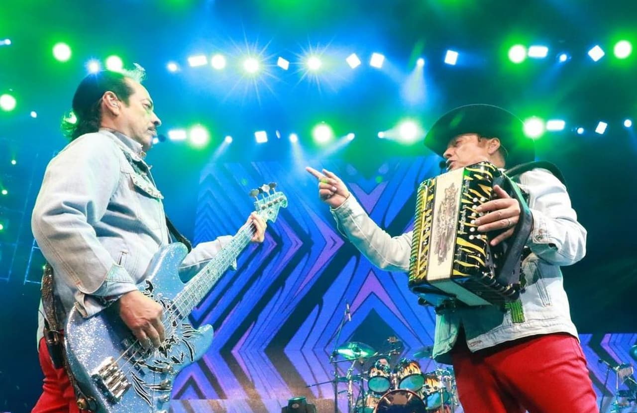 Los Tigres del Norte y Remmy Valenzuela cantaron juntos 'Golpes En El Corazón'
