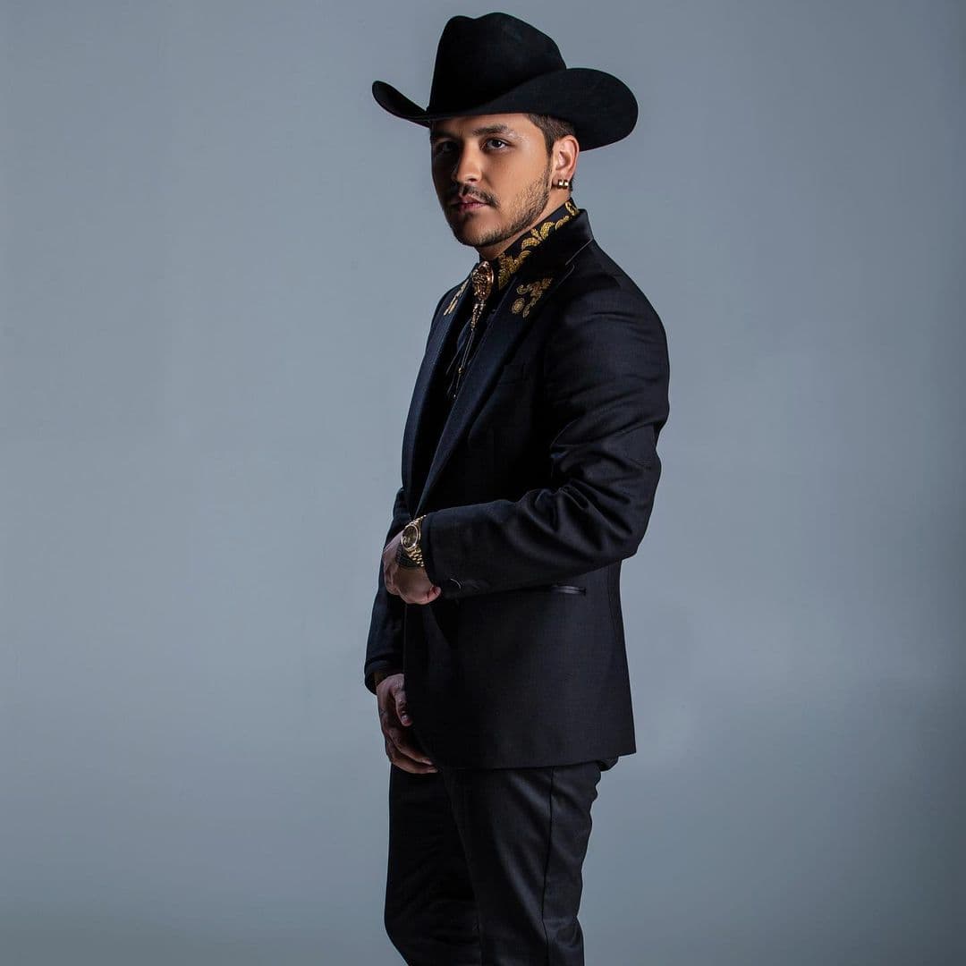 Christian Nodal ha tenido un año redondo, su crecimiento profesional ha sido inmenso, tanto que está nominado a la categoría de Mejor Álbum de Regional Mexicano con su disco “AYAYAY!”, que está conformado por varios sencillos que han sido un gran éxito.