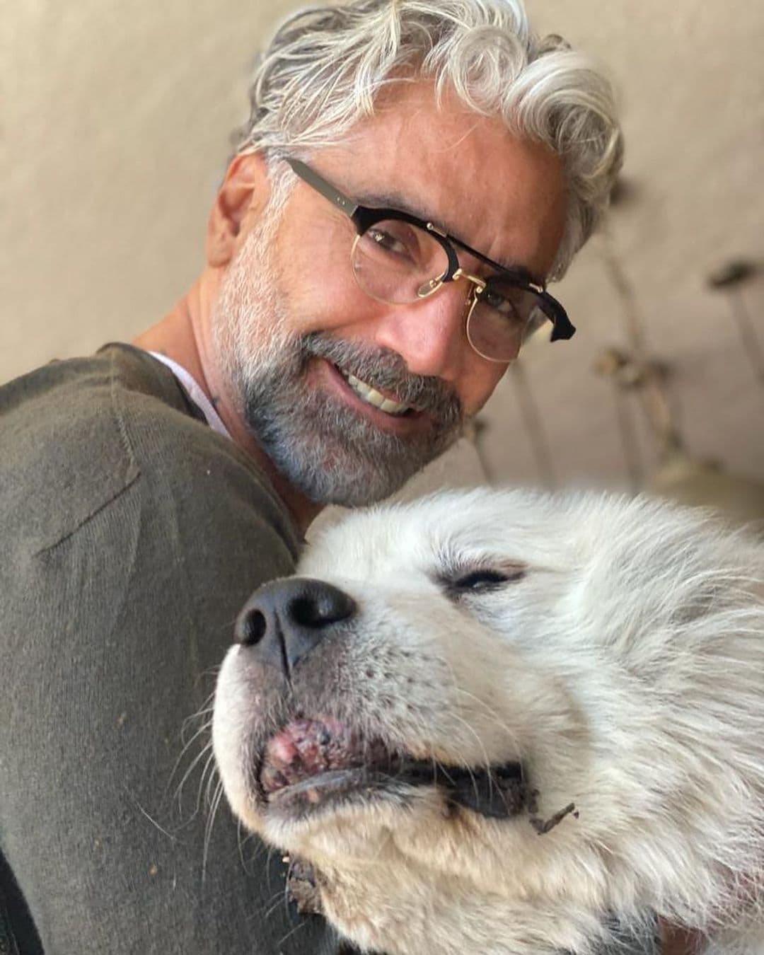 Alejandro Fernández con su perrita "Coco".