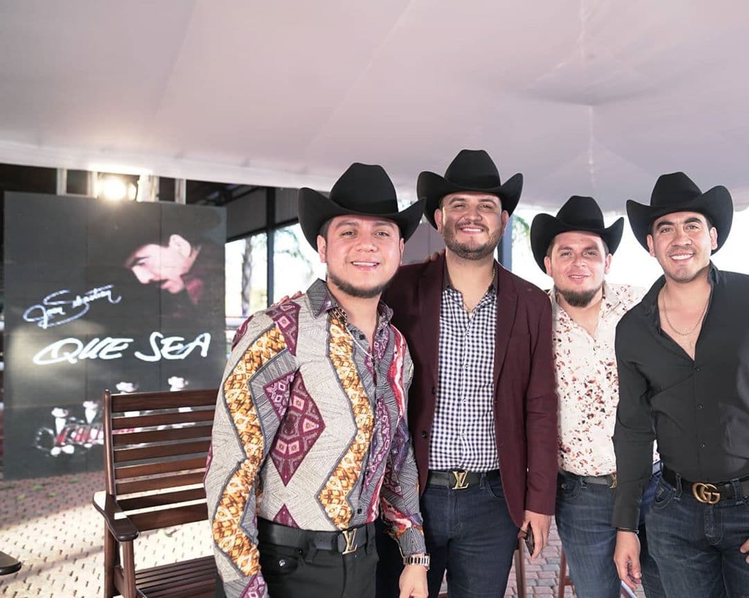 Calibre 50 unió su voz a la del afamado compositor en "Que Sea", tema compuesto por Joan y para el que el cuarteto sinaloense brindó su sonido.