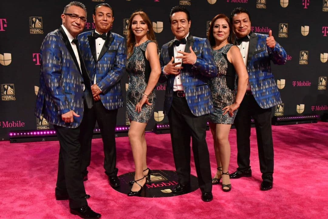 Los hermanos Mejia Avante, Los Ángeles Azules, posaron para las cámaras de los medios que se dieron cita en el American Airlines Arena de Miami.