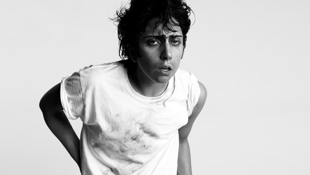 Gaga promocionó su sencillo "You and I" del disco "Born This Way" (2011) con un video en el que apareció vestida como hombre, con cabello corto y playera blanca.