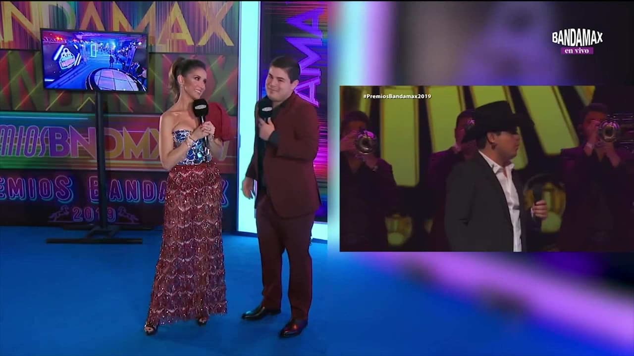 Alfredo Olivas se emocionó al desfilar nuevamente por una alfombra de Bandamax