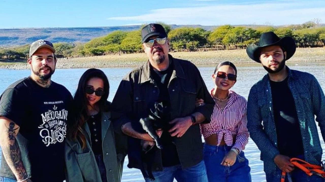Pepe Aguilar y su familia se llevaron sustito al viajar en avión