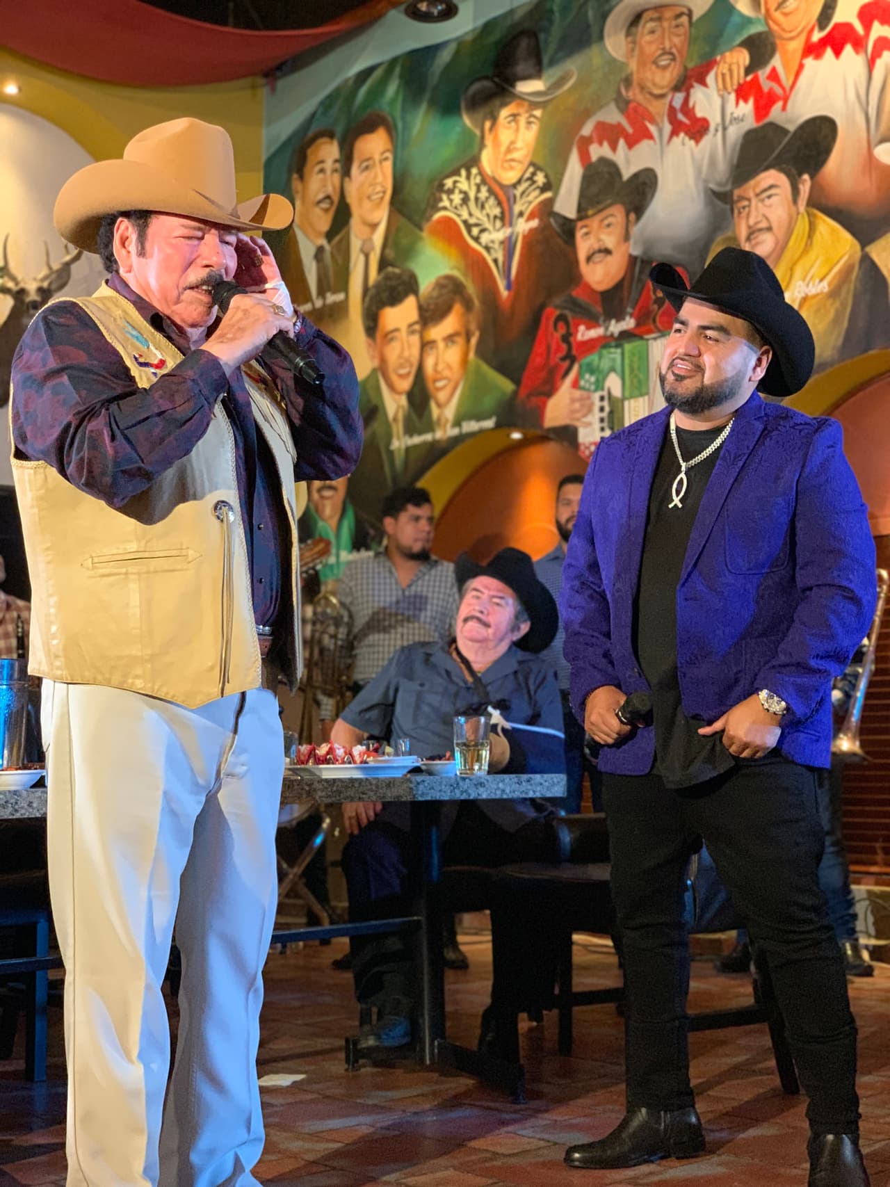 El Mimoso grabó "El Rey de Mil Coronas" junto a Lalo Mora.