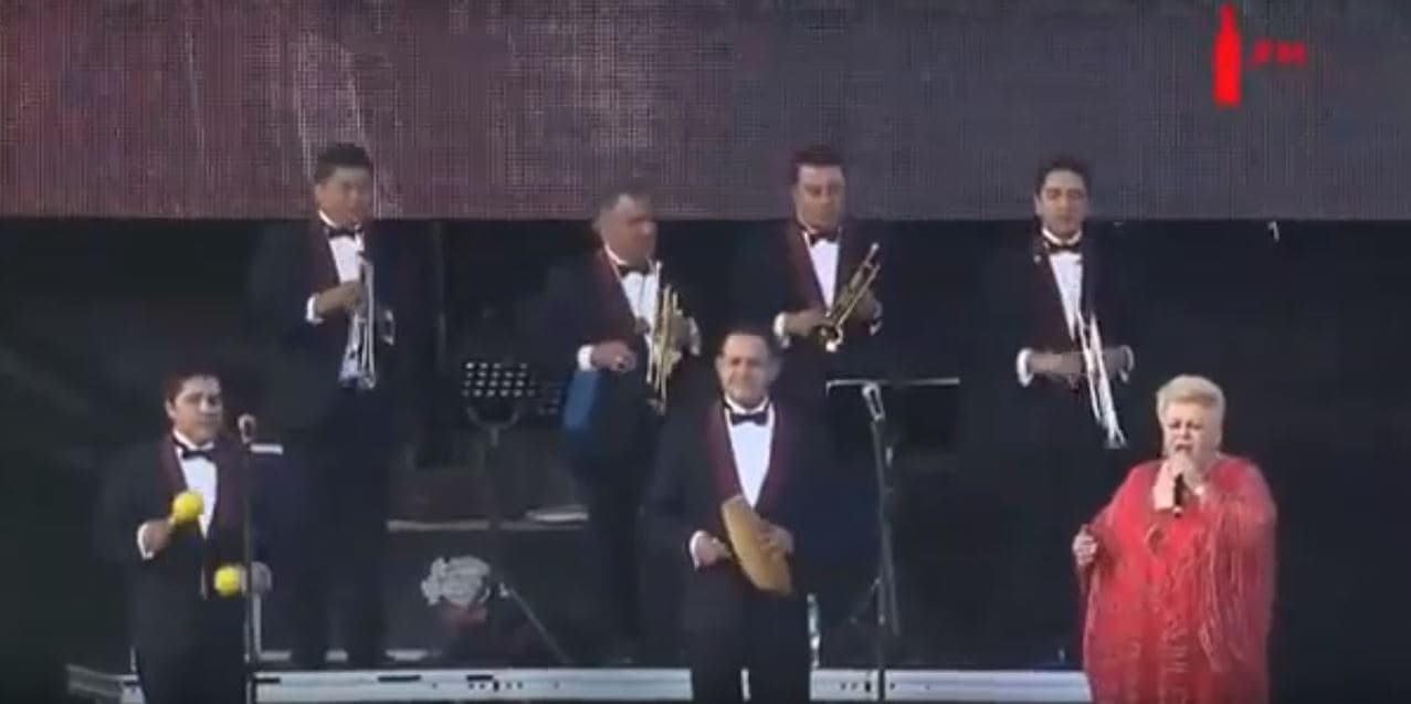En esa misma edición del Vive Latino, La Única Internacional Sonora Santanera realizó duetos con Paquita la del Barrio, Julieta Venegas, Dany Frank y Roco Pachukote.