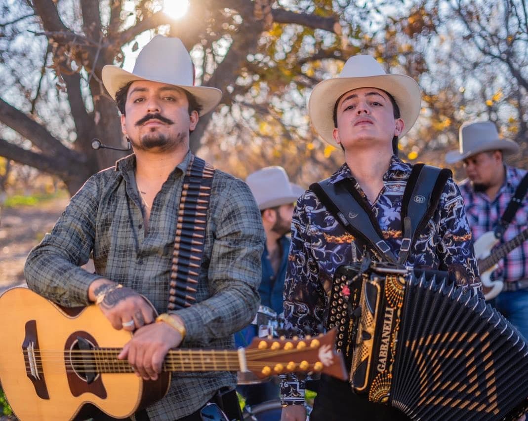 Su nombre, Los Dos Carnales, hace referencia al parentesco de Poncho e Imanol Quezada, líderes de la agrupación conformada también por Armando Hernández (bajo) y Kevin Montemayor (batería).
