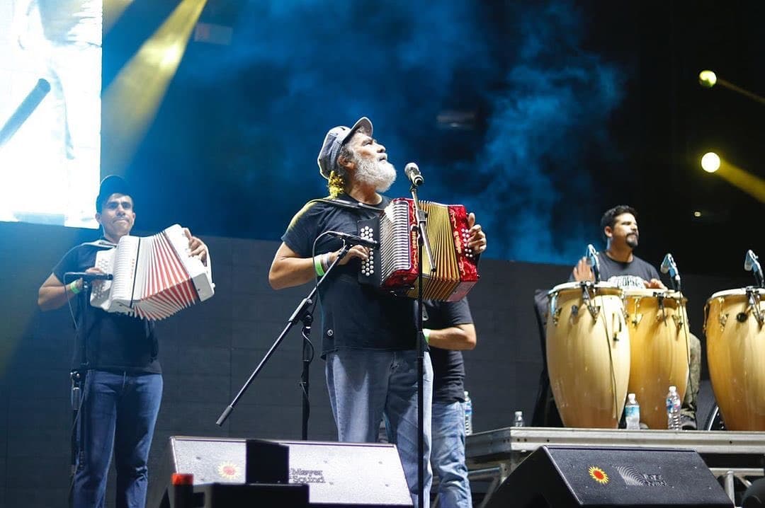 Celso Piña es reconocido por su estilo al tocar el acordéon.
