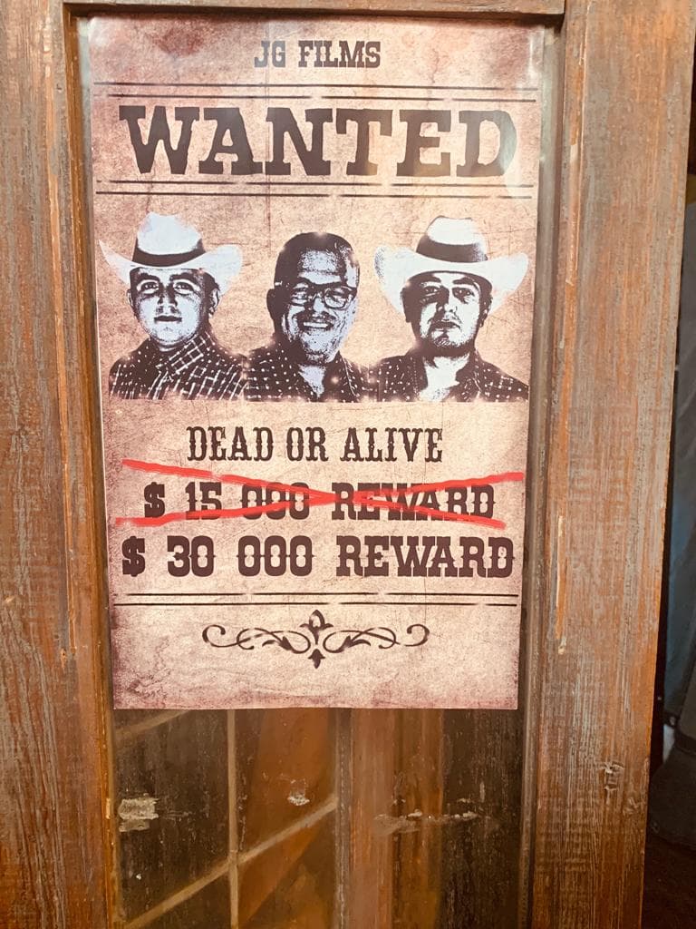 El video cuenta la historia de los bandidos (Los Plebes), quienes son buscados por la ley.