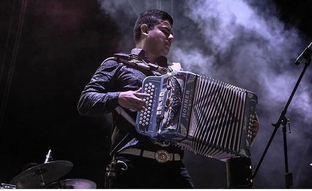 "En Definitiva", también de su álbum "La Rueda de la Fortuna", es uno de los éxitos que no pueden faltar en los setlists del cantautor sonorense.