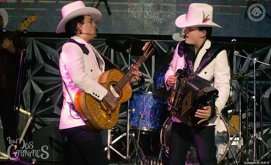 Los Dos Carnales visitan la tumba de Lupe Tijerina, de Los Cadetes de Linares