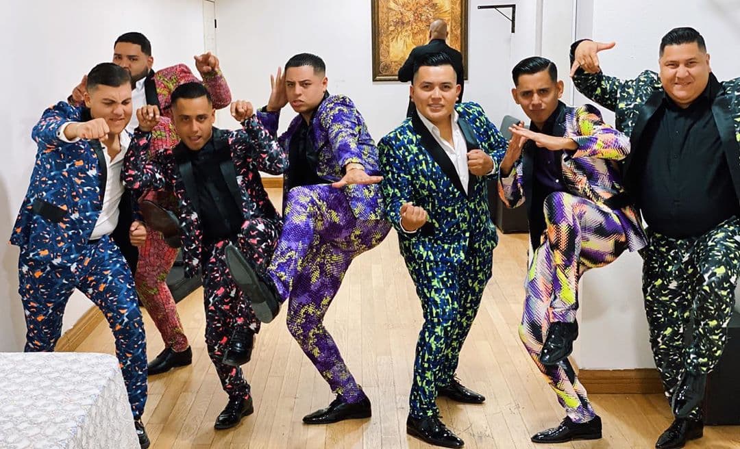 Grupo Firme es una de las estrellas actuales del regional mexicano con más empuje y éxito. La manera de ser de sus integrantes, su forma de tomar el escenario y su música son la clave de su fama.