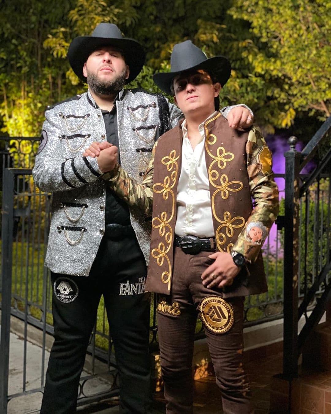 Top 50, Top 40 y recientemente Top 15 se ha colocado el tema "Cabrón y Vago", que desde antes de su estreno oficial ya se apuntaba como un éxito para El Fantasma y Los Dos Carnales.