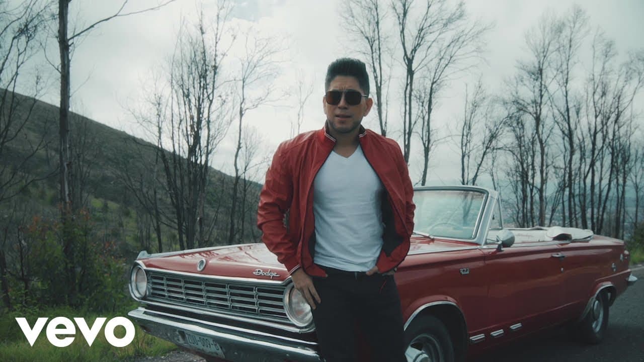 En el video, El Bebeto maneja un auto clásico Dodge Dart 273 Convertible por una sinuosa carretera