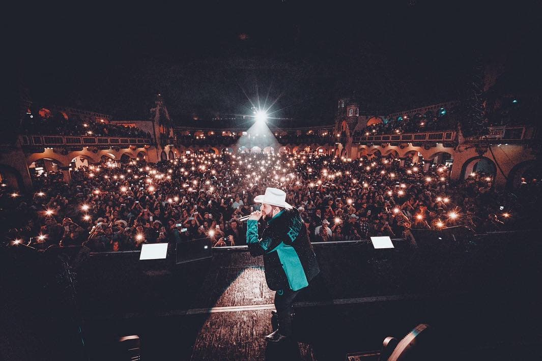 Además de "Encantadora", el cantante promueve "El Mes de Mayo" y anda en su Rancheando en la Ciudad Tour por Estados Unidos y México.