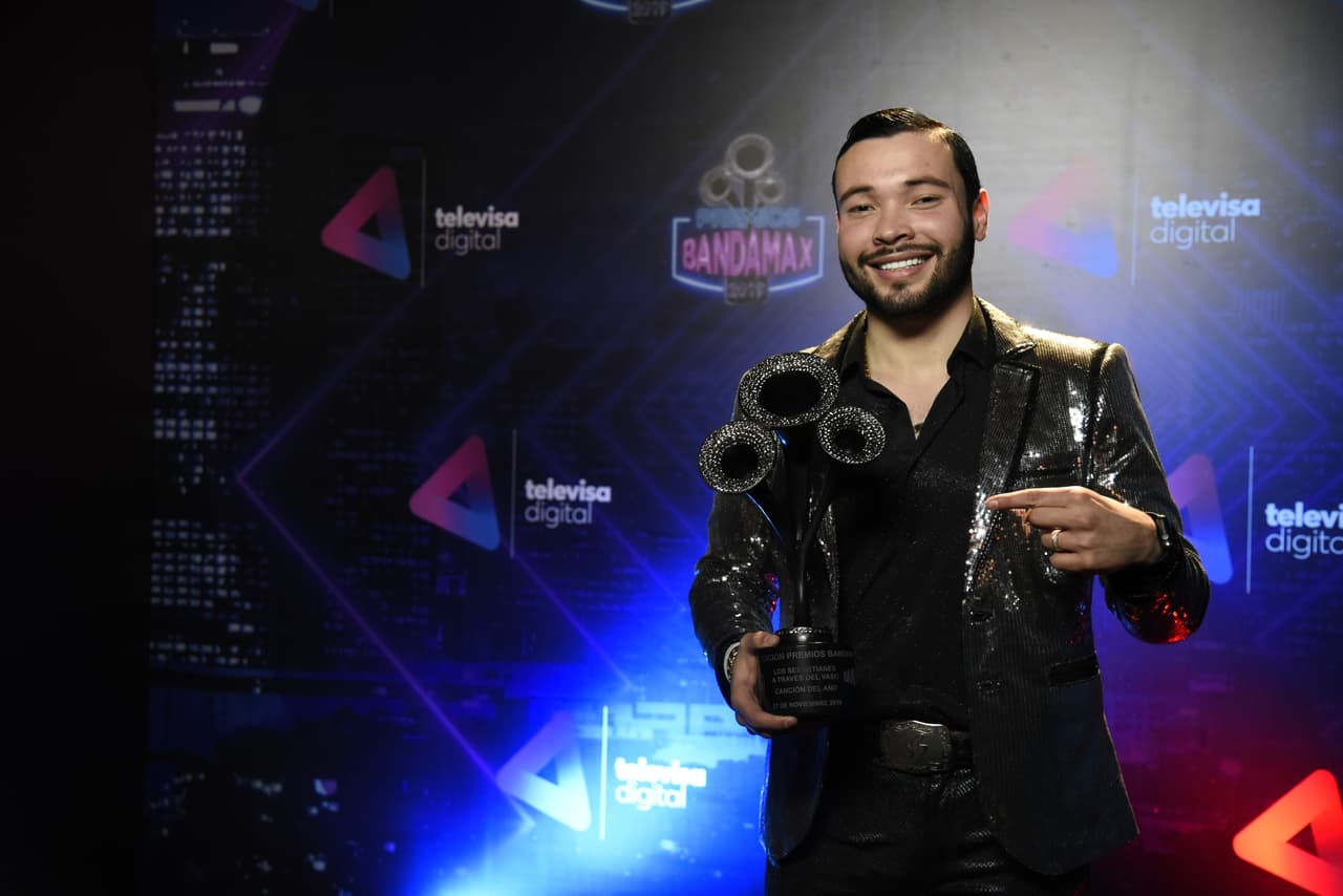 Rafael Kelly, de Banda Los Sebastianes presumió su reconocimiento a Mejor Canción del Año. En Instagram, la banda compartió un video en el que aseguran que su triunfo se debe a sus fans que siguen pidiendo sus canciones y apoyándolos siempre.