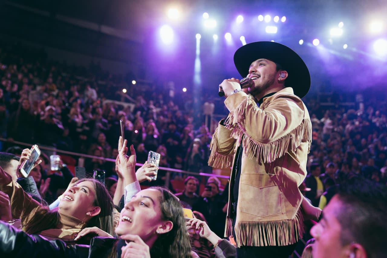 Nodal fue el encargado de comenzar la Expo Feria de Arandas 2020 y lo hizo con un lleno total. El recinto del tradicional palenque lució abarrotado de gente durante la presentación del cantante.