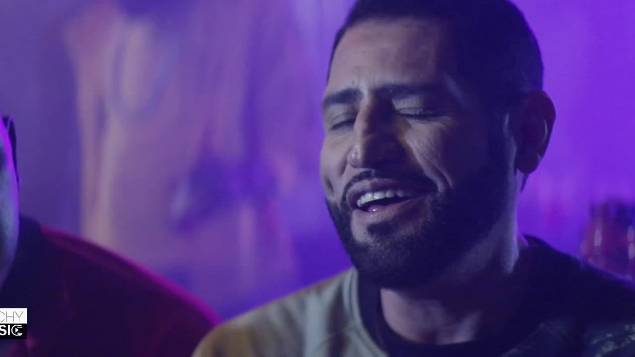 El clip muestra una fiesta al más estilo jamaiquino en la que el llamado "Poeta del Amor" luce divertido al cantar en un ritmo más urbano.