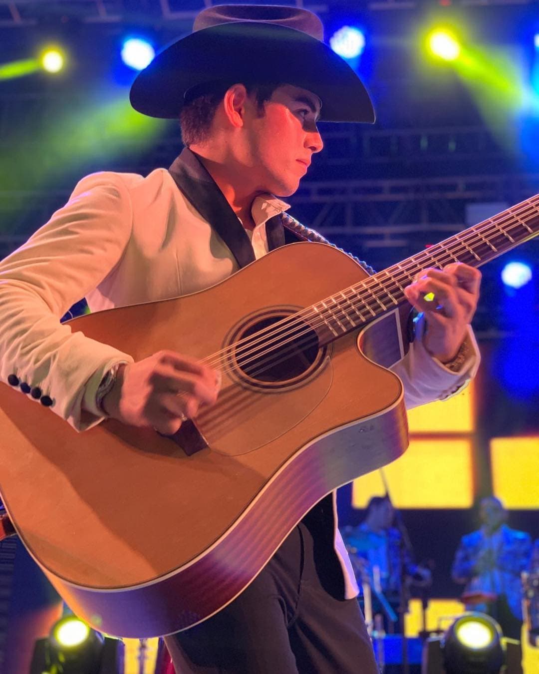 José Manuel compartió en sus redes sociales la noticia, además de un fragmento del tema tocado en vivo.