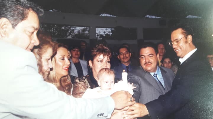 En 1999, Julio Preciado eligió a dos emblemas de la música mexicana como padrinos de su hija Yulianna: José José y Juan Gabriel fueron los encargados de acompañar al "Gigante de la Banda" y su pequeña en una ceremonia en Mazatlán en la que recibió el sacramento.