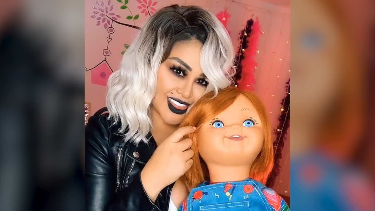 Gomita se presenta como ‘La Novia de Chucky’ y presume su amor por el muñeco diabólico