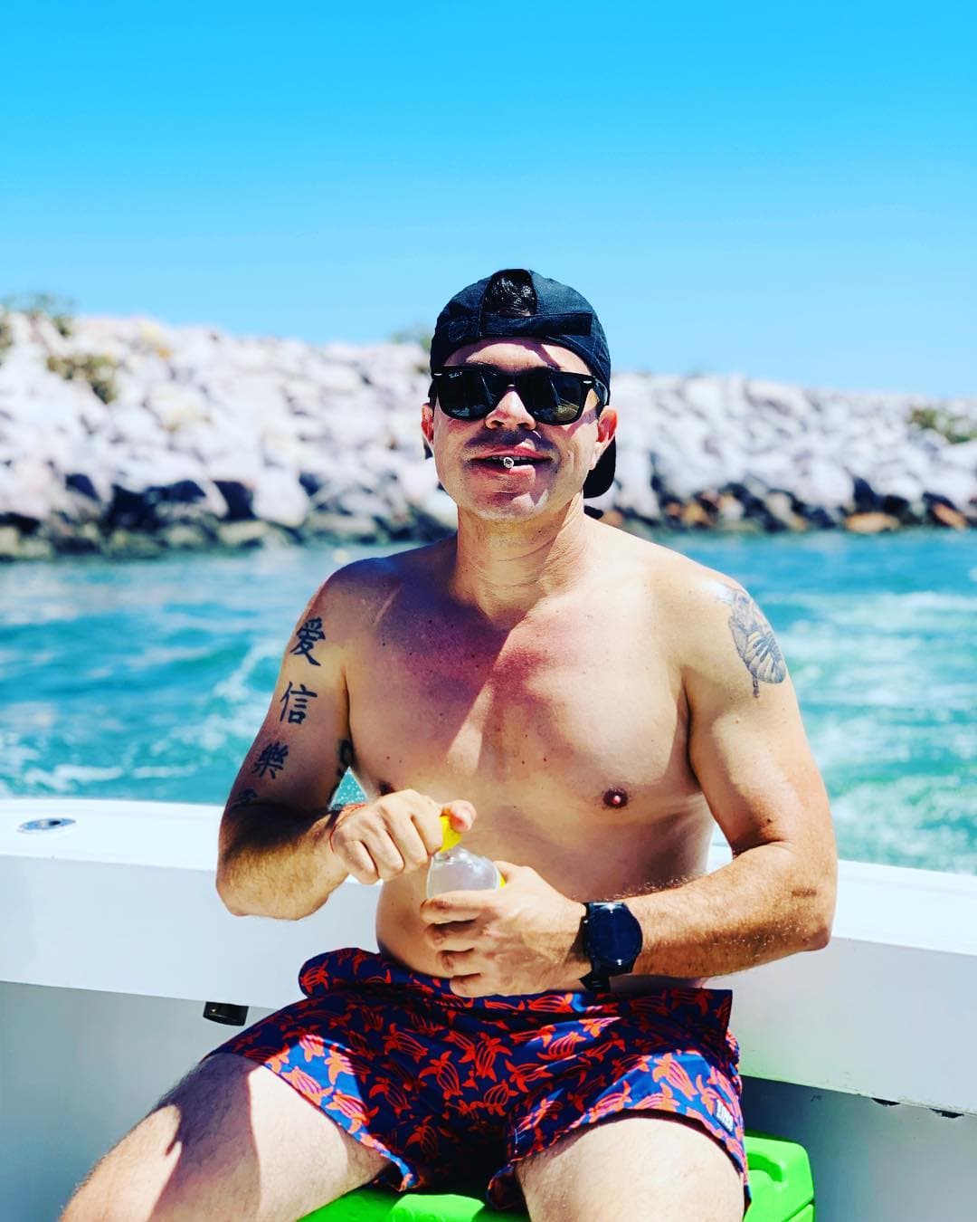 El solista, Jorge Medina, presumió en las redes sociales como disfruta su tiempo libre en un yate.