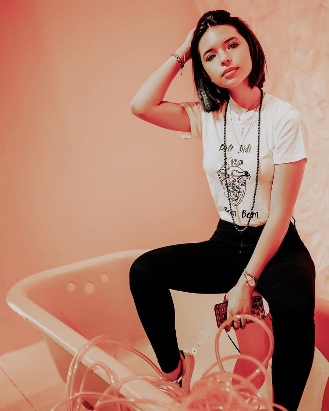 A sus 16 años, Ángela Aguilar es ya toda una sensación en el mundo de la música regional mexicana. Es parte fundamental del show "Jaripeo Sin Fronteras" y para el 2020 prepara un tour en solitario.