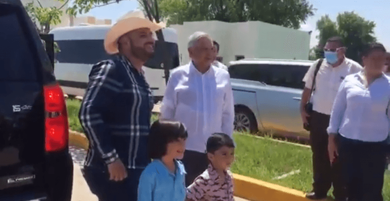 El Komander posó con sus hijos y Andrés Manuel López Obrador.