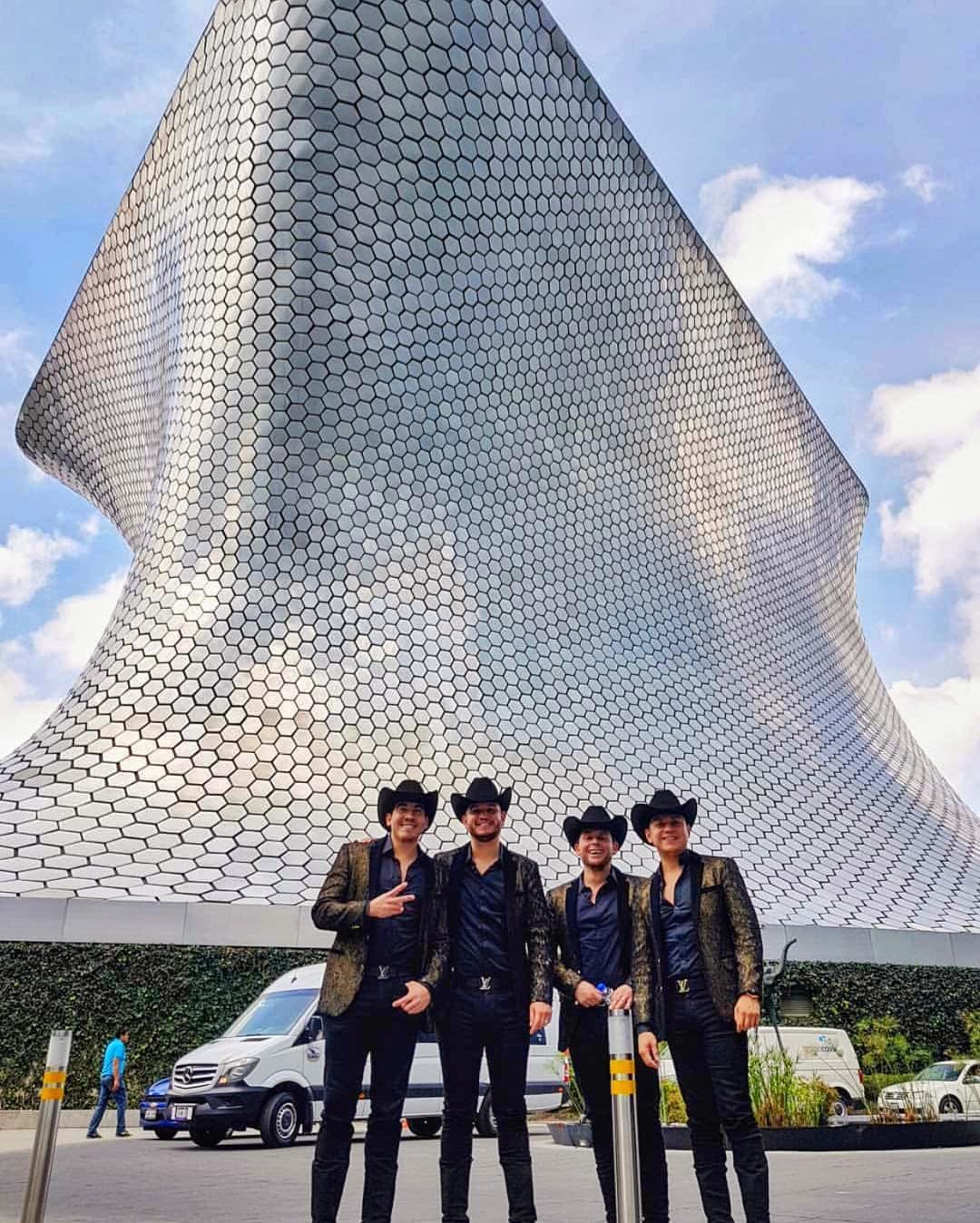 Calibre 50. La agrupación está nominada en 4 categorías: Canción del Año por "Mitad y Mitad", Disco del Año por "Mitad y Mitad", Video del Año por "Mi Sorpresa Fuiste Tú" y Artista o Grupo Norteño Banda.