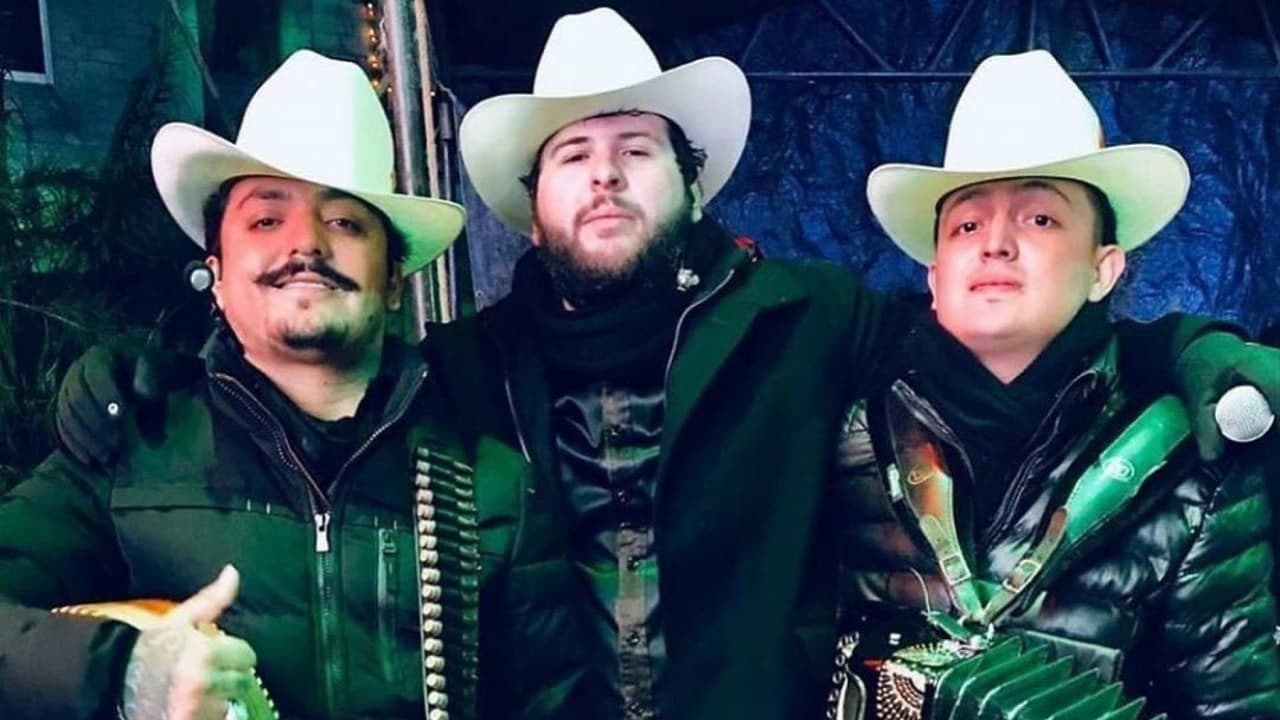 El Fantasma y Los Dos Carnales emocionan al interpretar corrido en vivo