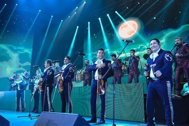Para cerrar con broche de oro, El Recodo y el Mariachi Vargas unieron sus voces para interpretar los clásicos "México Lindo y Querido", "Cielito Lindo", y "¡Viva México!".