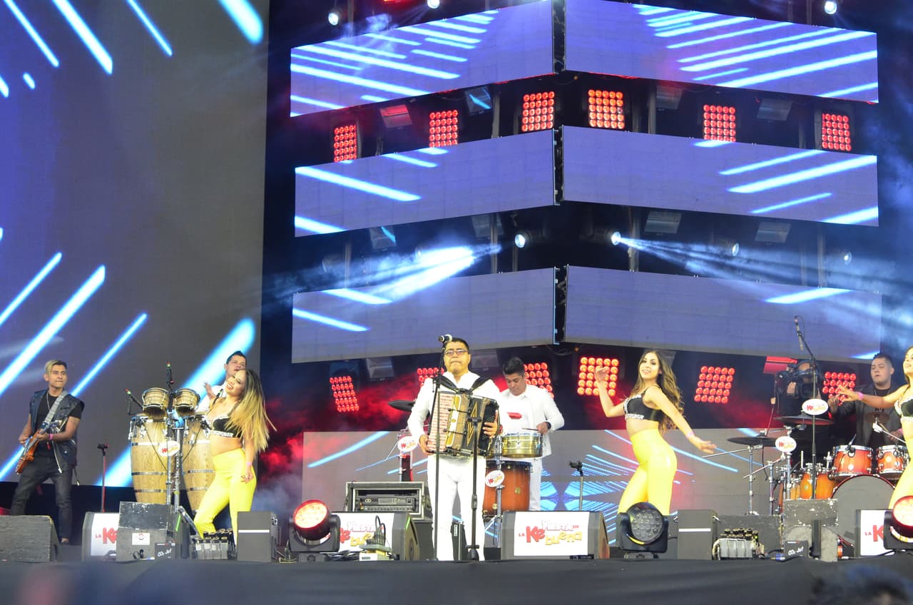 El grupo contó con bailarinas para amenizar su actuación.