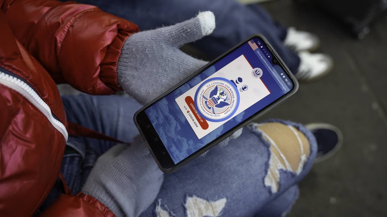Los ciudadanos de EEUU y usuarios de la app CBP One que recibieron órdenes de abandonar el país