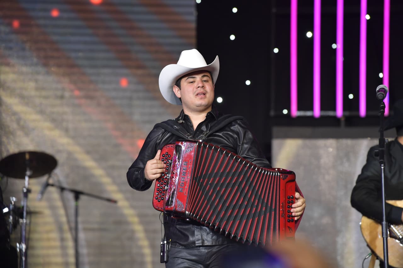 Con su inseparable acordeón, Alfredo Olivas interpretó su éxito "Antecedentes de Culpa".