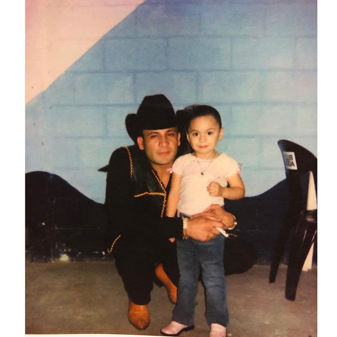En sus redes, Valeria ha compartido algunas fotografías al lado de "El Gallo de Oro", con mensajes como "Te extraño cada día más" o "Siempre en mi corazón".