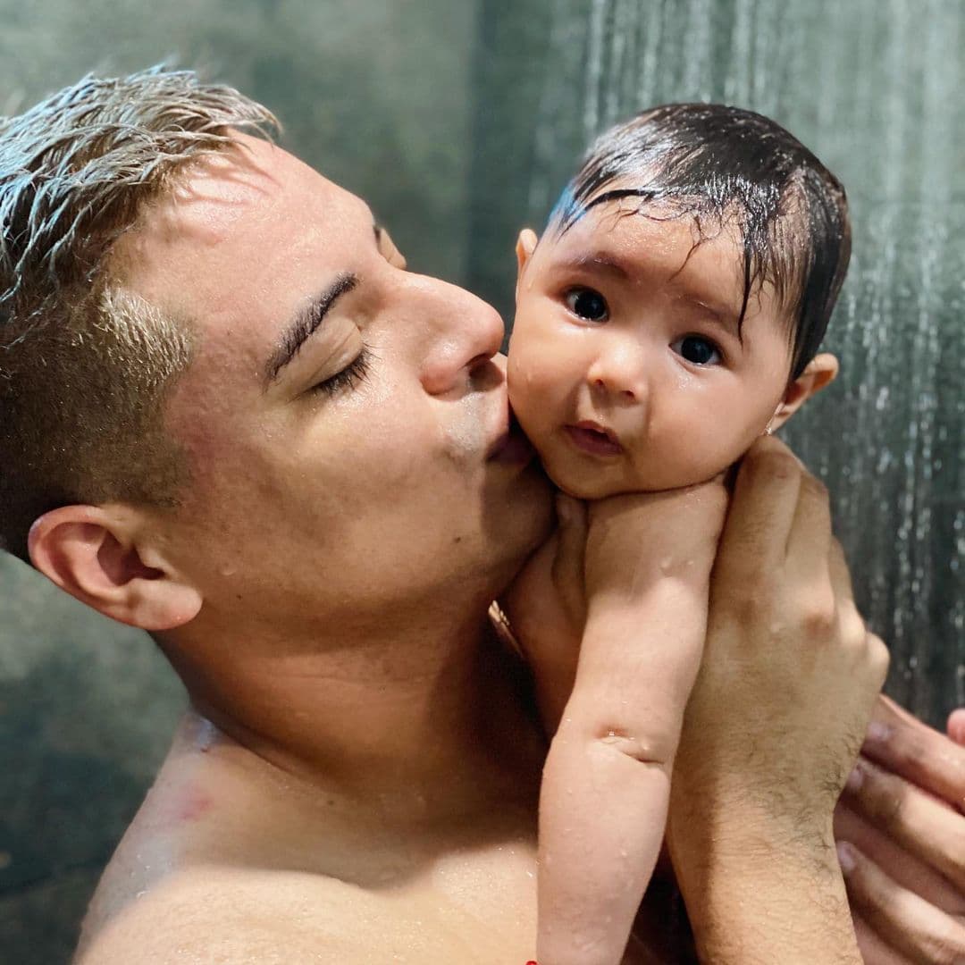 Geraldine Parra. La hija del líder de Grupo Firme y de Daisy Anahy nació el pasado 10 de agosto. La pequeña cuenta con un gran ángel y es la princesa de su casa. Tiene como padrino a Luis Alfonso Patida, El Yaki.