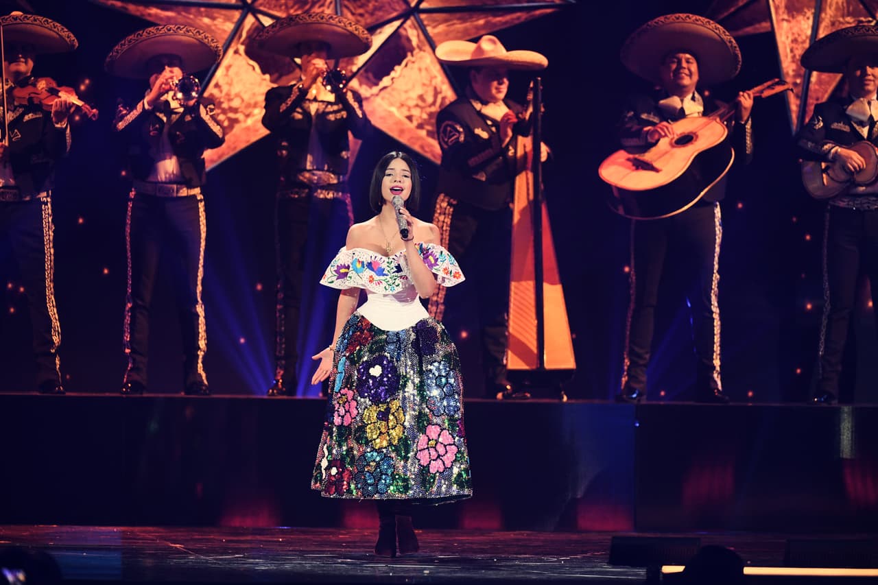 Ángela Aguilar sorprendió a todos con su gran talento y su bello vestido cautivó a todos con sus colores mexicanos y su estilo tan único.