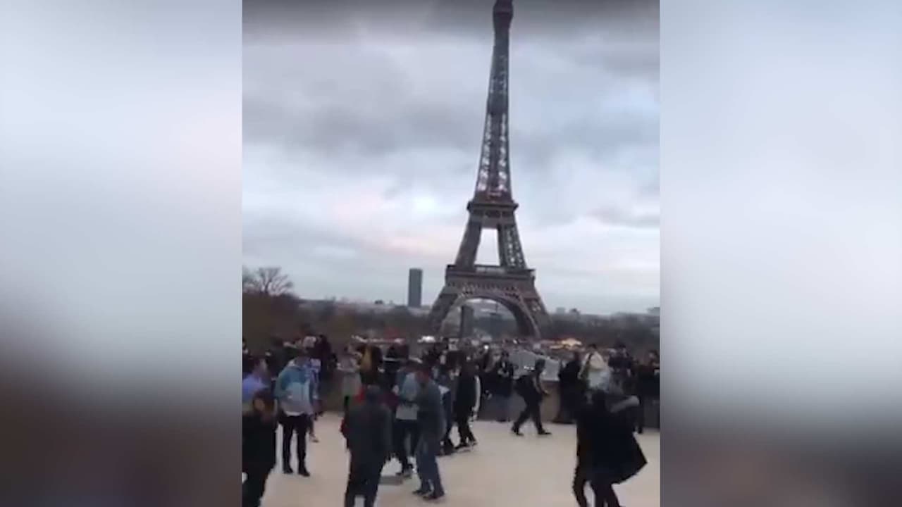 Así bailan ‘La Chona’ frente a la Torre Eiffel en París