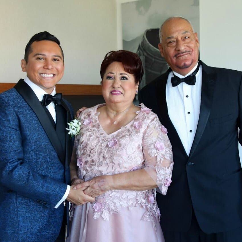 La relación de Edwin Luna con su mamá, Raquel López, tuvo sus altas y bajas. Luego del divorcio de sus padres, Edwin comenzó a ayudarle a su madre a vender en los mercados, en sus días libres, disfrutaba con ella, iban al cine y se contaban todo. La madre del líder de La Trakalosa, tuvo que irse a Estados Unidos a cuidar a su propia mamá, quien estaba enferma de cáncer. Por años, Edwin y la señora Raquel vivieron separados, sin embargo, cuando la carrera del cantante comenzó a despegar, el pudo cumplirle a su mamá su promesa de sacarla de trabajar.