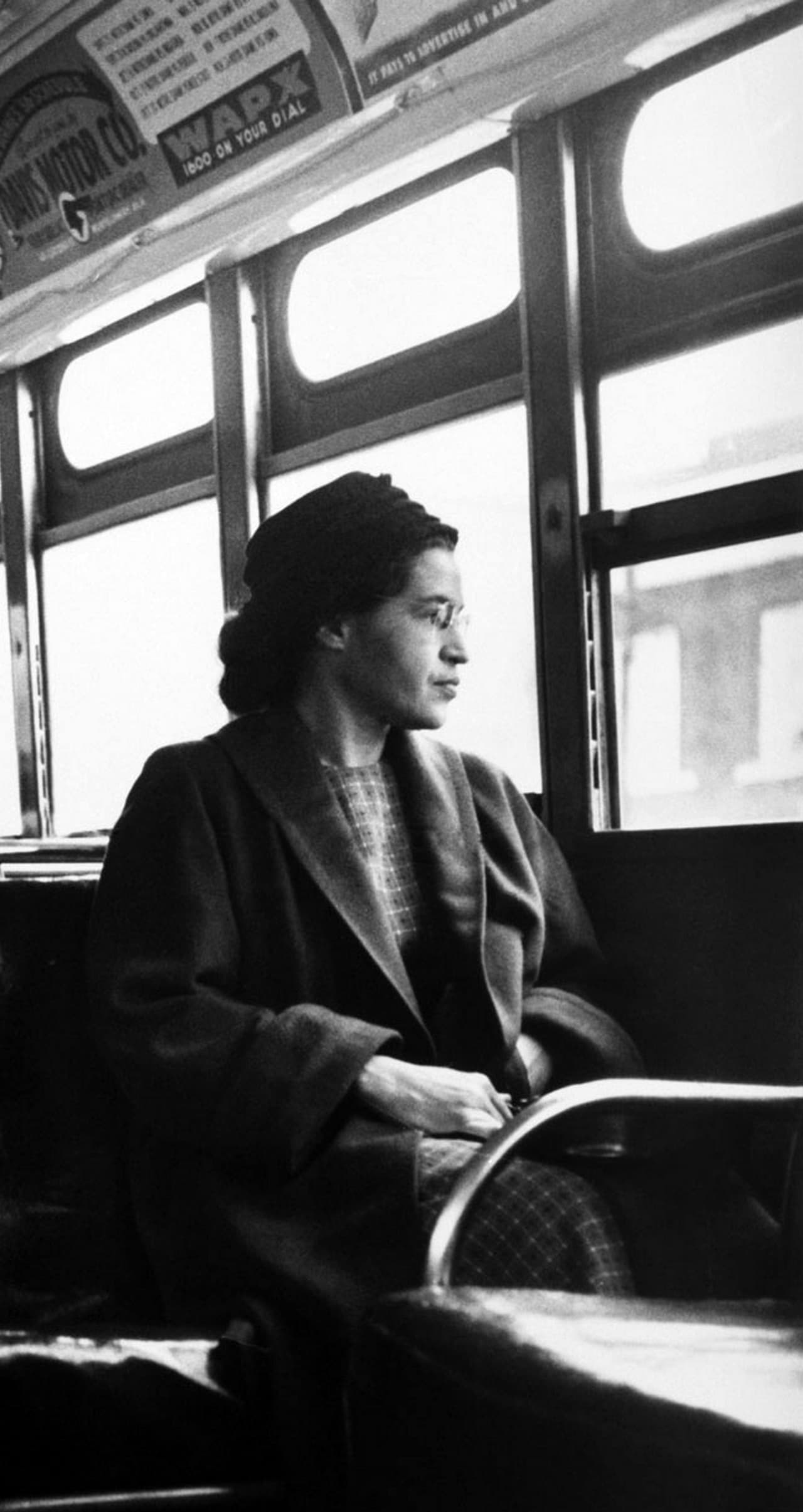 Rosa Parks se negó a bajarse del camión: Durante la época de segregación racial en Estados Unidos, Rosa Parks se convirtió en la mujer afroamericana que cambió el rumbo de la historia. En la década de los 50, EEUU separaba a las personas por su raza, había lugares exclusivos para blancos y otros, como la parte trasera del camión, eran designados para la gente de color.