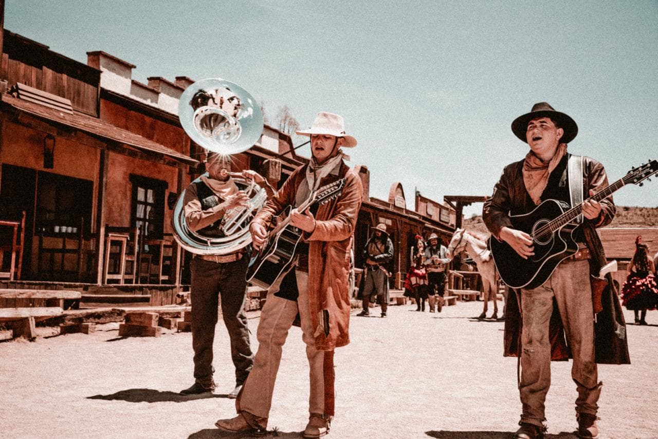 Luciendo como todos unos forajidos del Viejo Oeste, Los Plebes del Rancho de Ariel Camacho filmaron en Durango el video del tema "Tres Botellas".